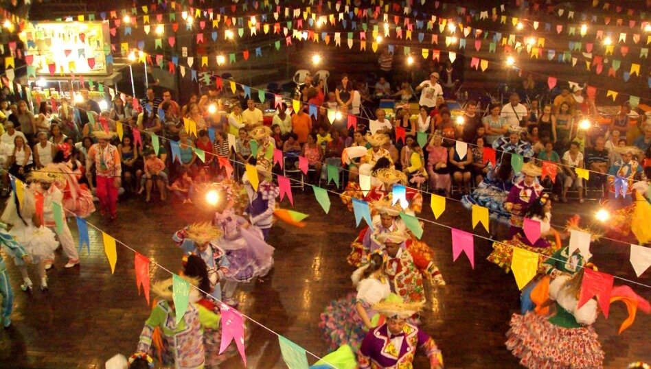 Dicas gostosas e divertidas para fazer uma festa junina de respeito dentro  de casa