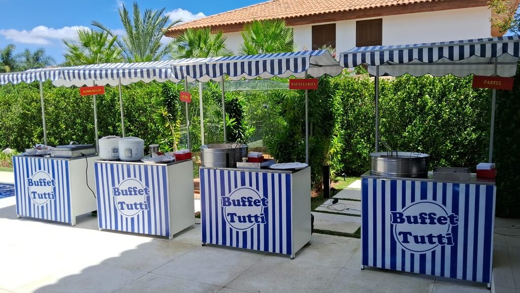 Mesa de buffet decorada com pratos e bebidas, pronta para receber convidados em um aniversário especial.