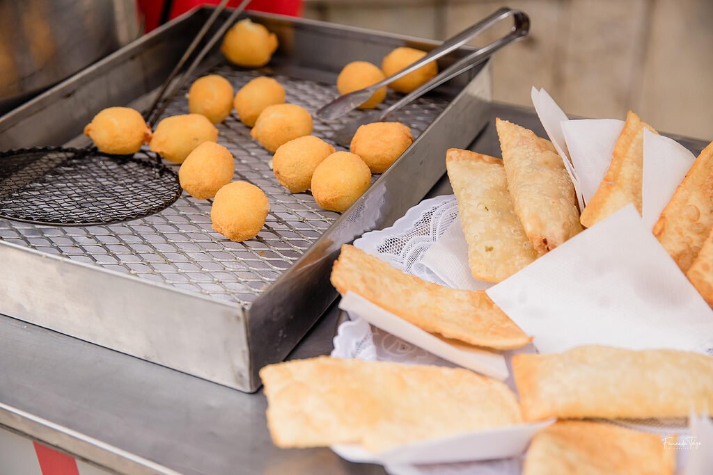 Bandeja com coxinhas, bolinhas de queijo e empadinhas crocantes para buffet de aniversário.