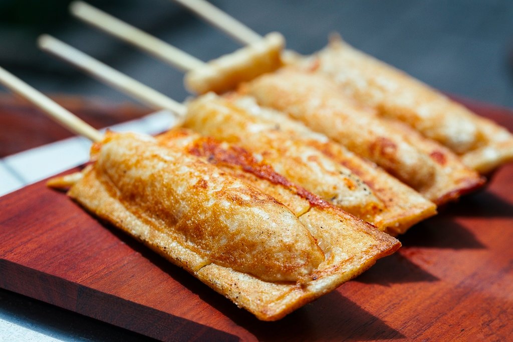 Bandeja com coxinhas, bolinhas de queijo e empadinhas crocantes para buffet de aniversário.