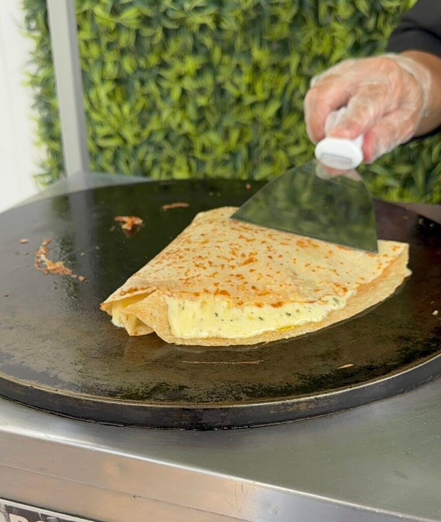 Buffet em Domicílio: Guia Completo 7 Crepe francês salgado sendo preparado na hora por chef do buffet.