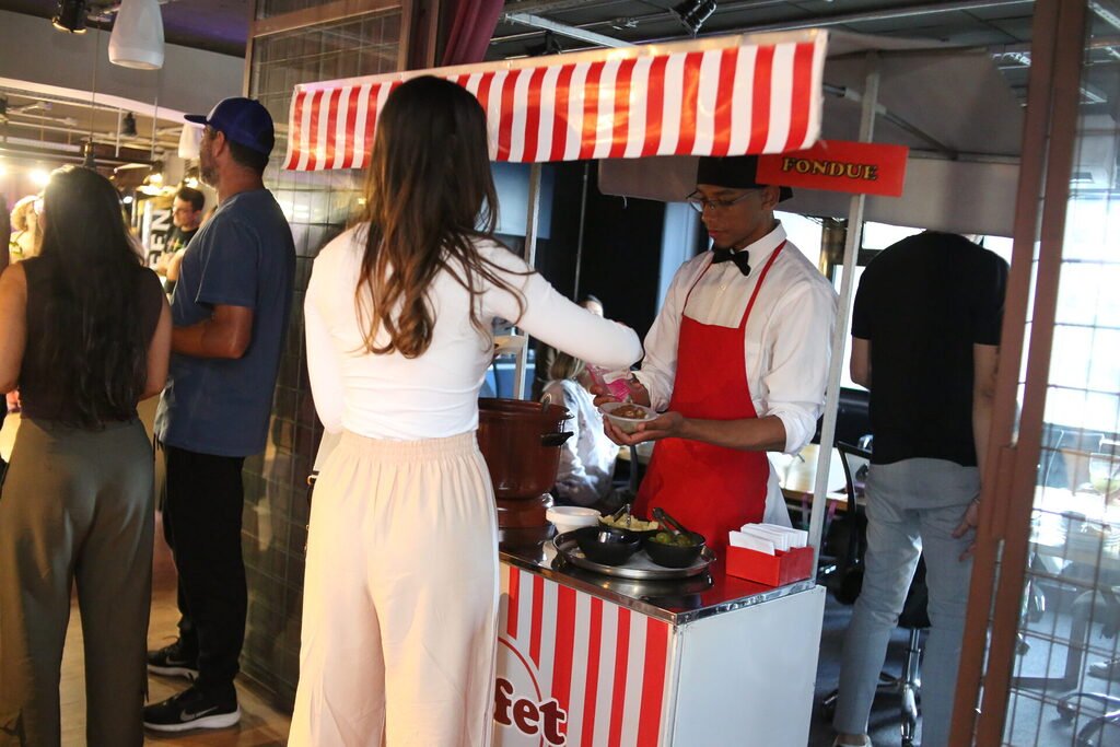 Festa em escritório com buffet em domicílio 