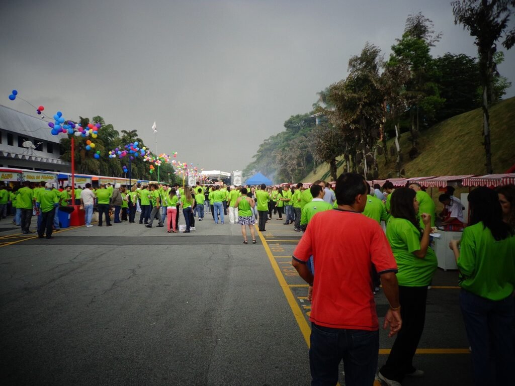 Festa de fim de ano do SBT com buffet em domicílio cheio de barraquinhas. 