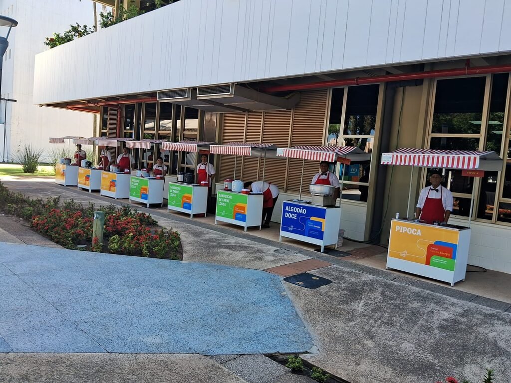 Buffet em domicílio corporativo para evento de grande porte.