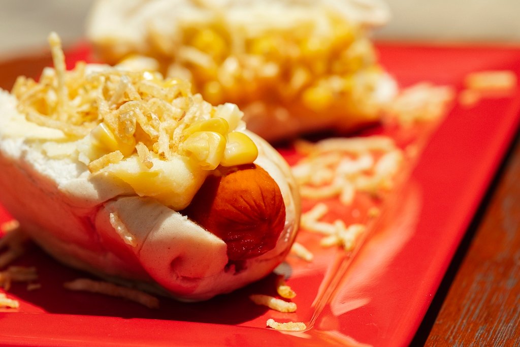 Buffet em Casa: como funciona, quanto custa e como contratar a festa perfeita 5 Mini cachorro quente para festas em casa