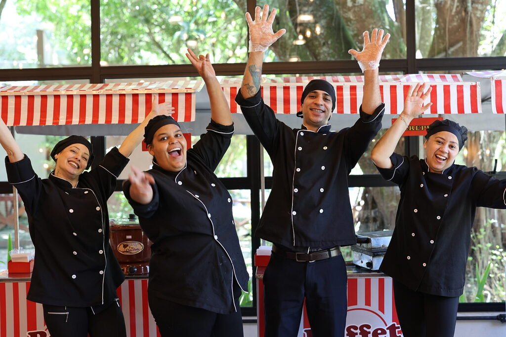 Aniversário de 1 Ano: 18 Dicas que Deixam a Festa Mais Completa 11 equipe de garçons uniformizados para festa de aniversario com barraquinhas