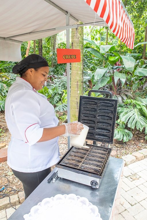 Início da montagem do crepe suíço na barraquinha