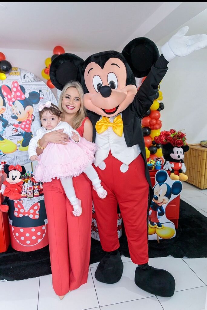 Aniversário de 1 Ano: 18 Dicas que Deixam a Festa Mais Completa 6 Personagem Mickey na festa de aniversário de 1 ano de Antonella