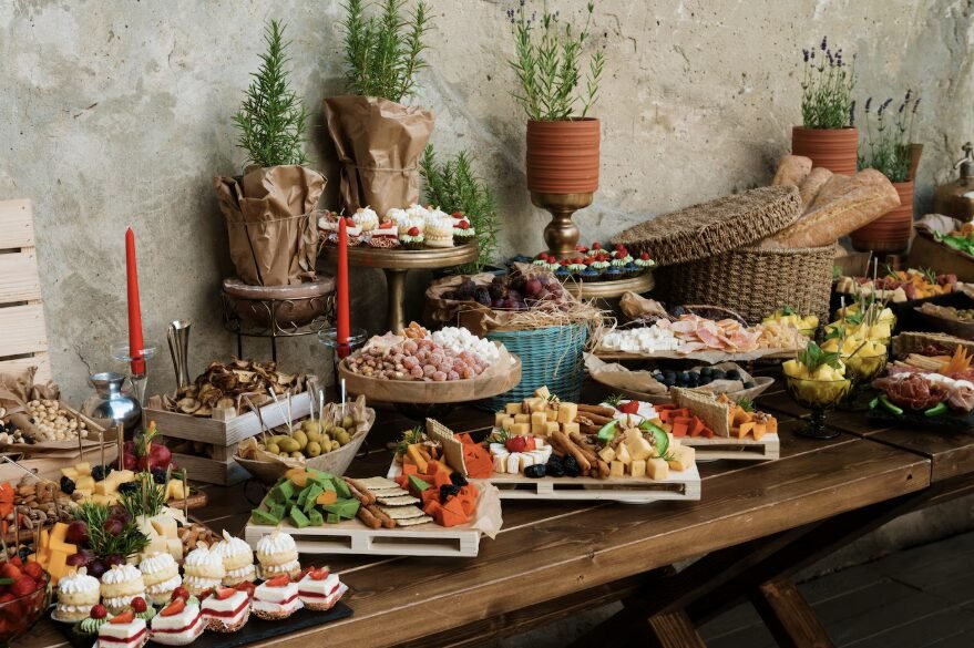 Buffet em Domicílio: Guia Completo 1 buffet em domicílio com estações e equipe servindo em festa