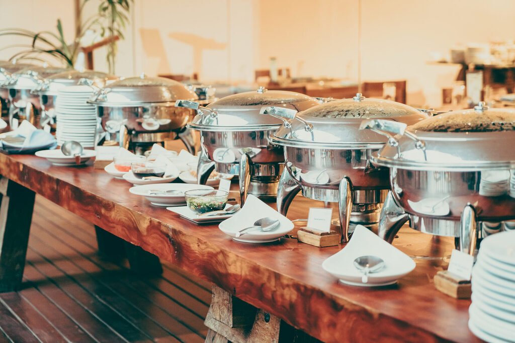 Buffet em Domicílio Dá Problema? O Que Ninguém Te Conta Antes de Contratar 3 mesa de rechauds de buffet em casa